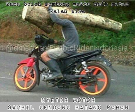 Skill Level Tinggi, Kaik Motor Sambil Gendong Segelondong Batang Pohon pertamax7.com
