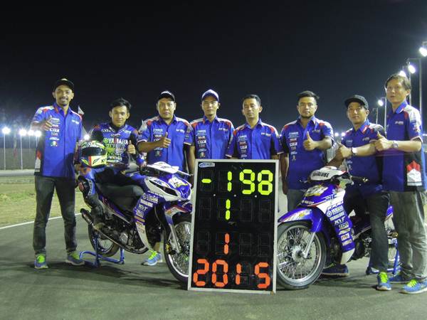 Ahwin Sanjaya dengan Jupiter Z1 memenangi MP3&MP4 seri Grand Final Motoprix 2015 sekaligus juara nasional MP3&MP4 berfoto bersama kru tim Yamaha Yamalube KYT TDR IRC Trijaya