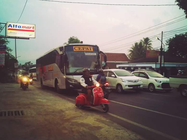 Aksi Rider Honda Vario hadang Bus Eka lawan arus di Salatiga 02 Pertamax7.com
