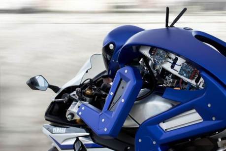 Ini dia YMVSV's MotoBot, Robot Penunggang Yamaha YZF-R1 melaju kencang pertamax7.com