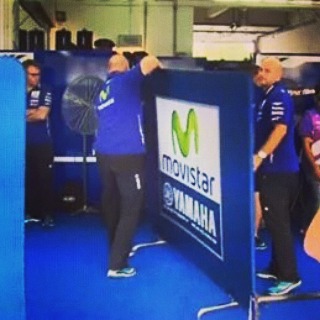 Panas Tim Movistar Yamaha pasang Dinding penyekat Lorenzo dan Rossi di Motogp Sepang Malaysia 2015
