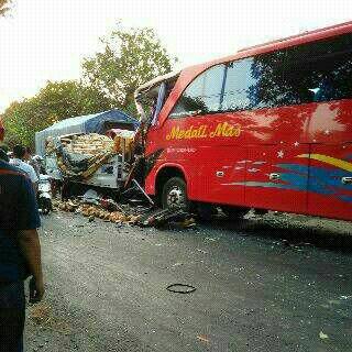 Rombongan Bus Wisata Karyawan PT. Gudang Garam Tabrak truk di Kediri 01 Pertamax7.com