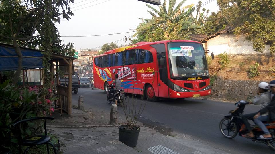 Rombongan Bus Wisata Karyawan PT. Gudang Garam Tabrak truk di Kediri 04 Pertamax7.com