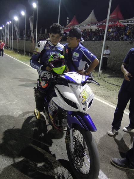 Syahrul Amin (tim Yamaha Yamalube NHK IRC Nissin NGK Bahtera) dengan Jupiter Z1 injeksi memenangi kelas MP1 seri Grand Final Motoprix 2015 tampak bersama Supriyanto Manager Motor Sport PT YIMM