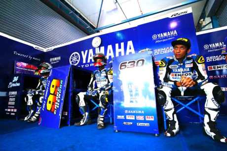 Trio-Yamaha-Factory-Racing-Indonesia-team-Galang-Hendra-Imanuel-Pratna-Sigit-PD-di-Losail-International-Circuit-Qatar-seri-5-ARRC-2015--(2)