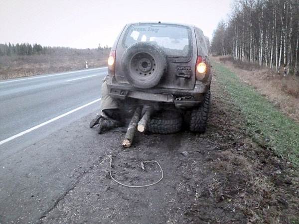 Darurat, Pria Rusia Ganti Roda Mobil dengan Batang pohon melaju sejauh 121 KM 02 pertamax7.com