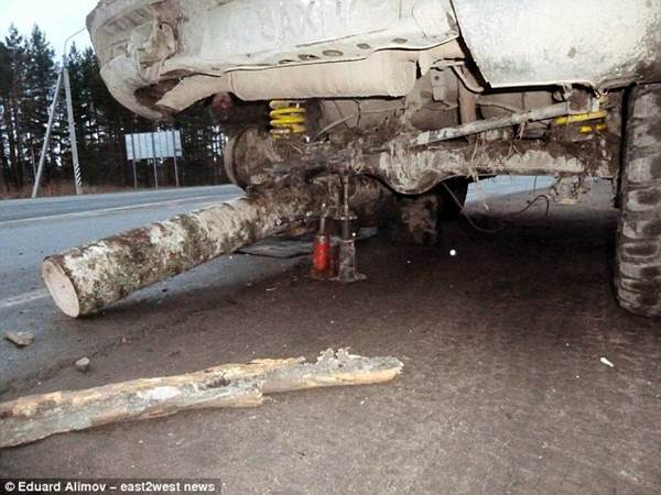 Darurat, Pria Rusia Ganti Roda Mobil dengan Batang pohon melaju sejauh 121 KM 05 pertamax7.com