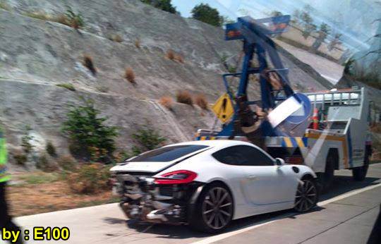 Mobil Mewah Porsche Cayman Ringsek Kecelakaan di Tol Pandaan Surabaya 00 pertamax7.com
