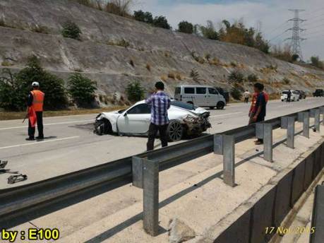 Mobil Mewah Porsche Cayman Ringsek Kecelakaan di Tol Pandaan Surabaya 01 pertamax7.com