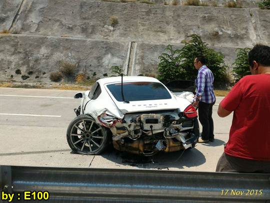 Mobil Mewah Porsche Cayman Ringsek Kecelakaan di Tol Pandaan Surabaya 02 pertamax7.com