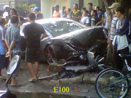 Ngeri,-Lamborghini-Tabrak-Orang-dan-Pohon-di-Surabaya,-1-meninggal-pertamax7.com