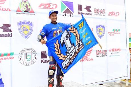 R.Fadhil-juara-nasional-kelas-150cc-Kejurnas-Balap-Motor-2015-(Indonesia-Road-Racing-Championship-2015)-di-sirkuit-Balipat-Binuang-Banjarmasin pertamax7.com