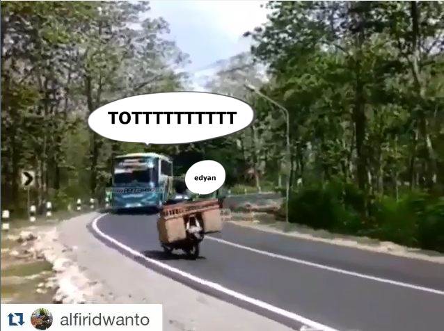 Aksi Ngeri Bus Salip Tronton Di Tikungan Langgar Marka, Motor Dari Lawan Arah Pasti Jantungan pertamax7.com
