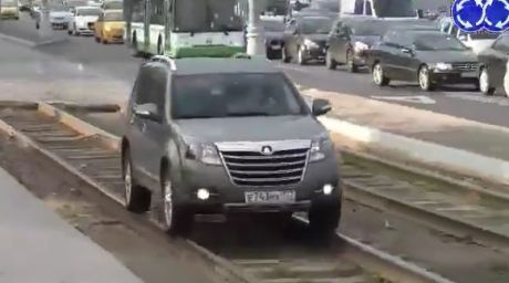 Hindari Macet, Mobil di Rusia Naik rel Kereta atau Trem pertamax7.com