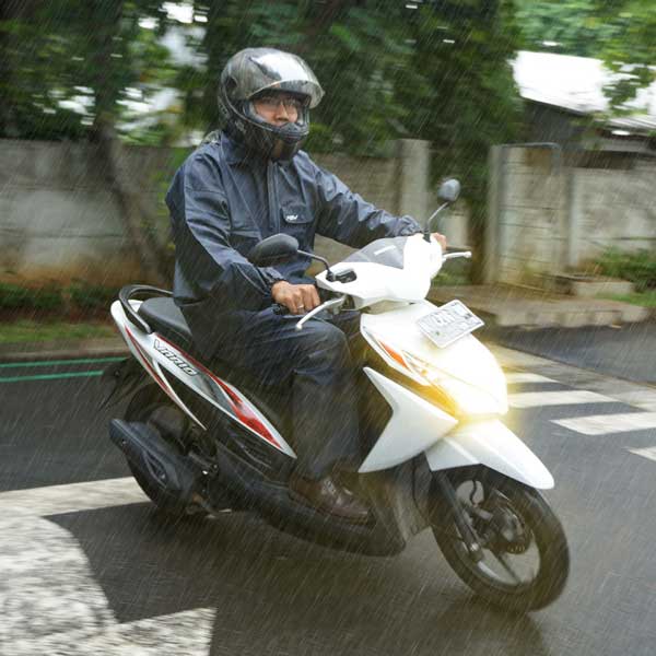 Saat Hujan Lebat, Pengendara Motor Diharapkan Lebih Berkonsentrasi dan Perhatikan Keselamatan Berkendara.