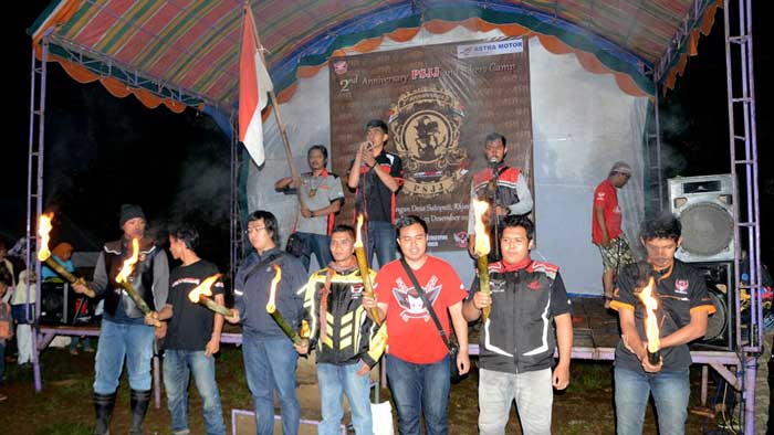 Puncak seremoni 2nd Anniversary PSJJ diawali dengan menyanyikan lagu Indonesia Raya dan pembacaan Ikrar Honda Bikers yang dipimpin oleh Fendy Wijaya, Ketua Umum Paguyuban StreetFire Jateng-Jogja (tengah).