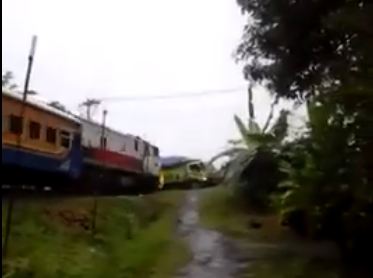 Video Amatir Kereta Api Pasundan 179 Tabrak Truk Mogok di Cilacap, Seram pertamax7.com